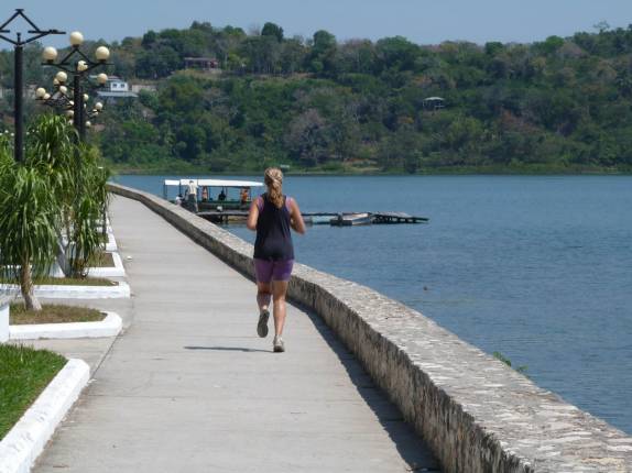 Correndo na orla do lago Petén, em Flores, na Guatemala